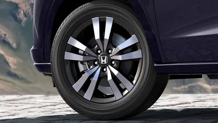 Sporty Diamond Cut Alloy Wheels