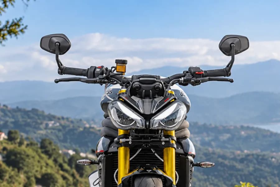 Triumph New Speed Triple 1200 RS Headlight & Handlebar Angle