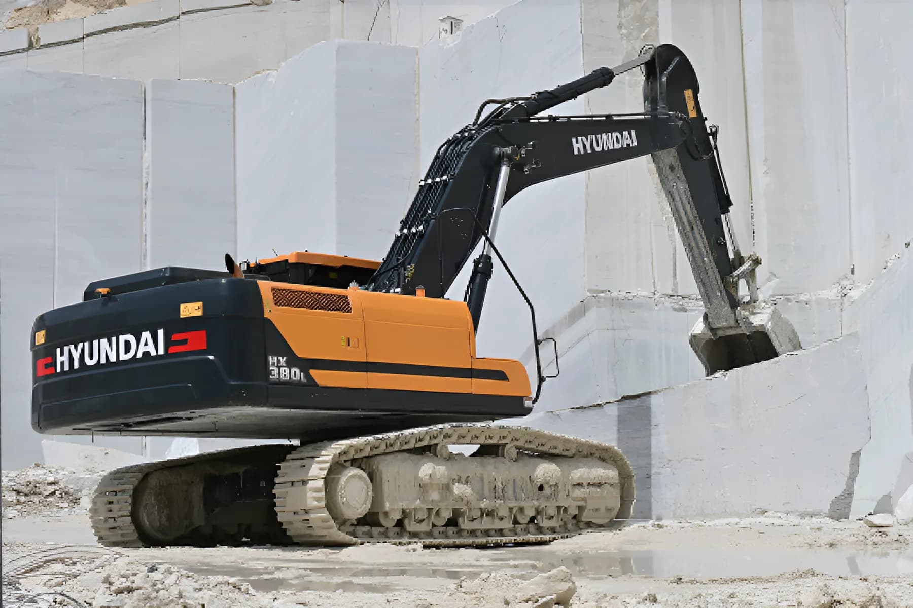 Hyundai HX 380L Pictures