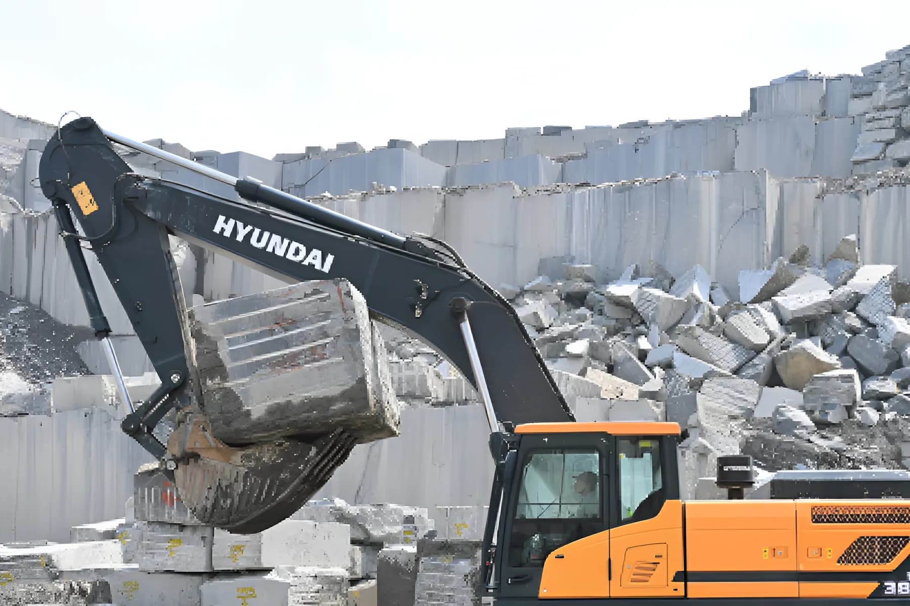 Hyundai HX 380L Arm & Bucket View