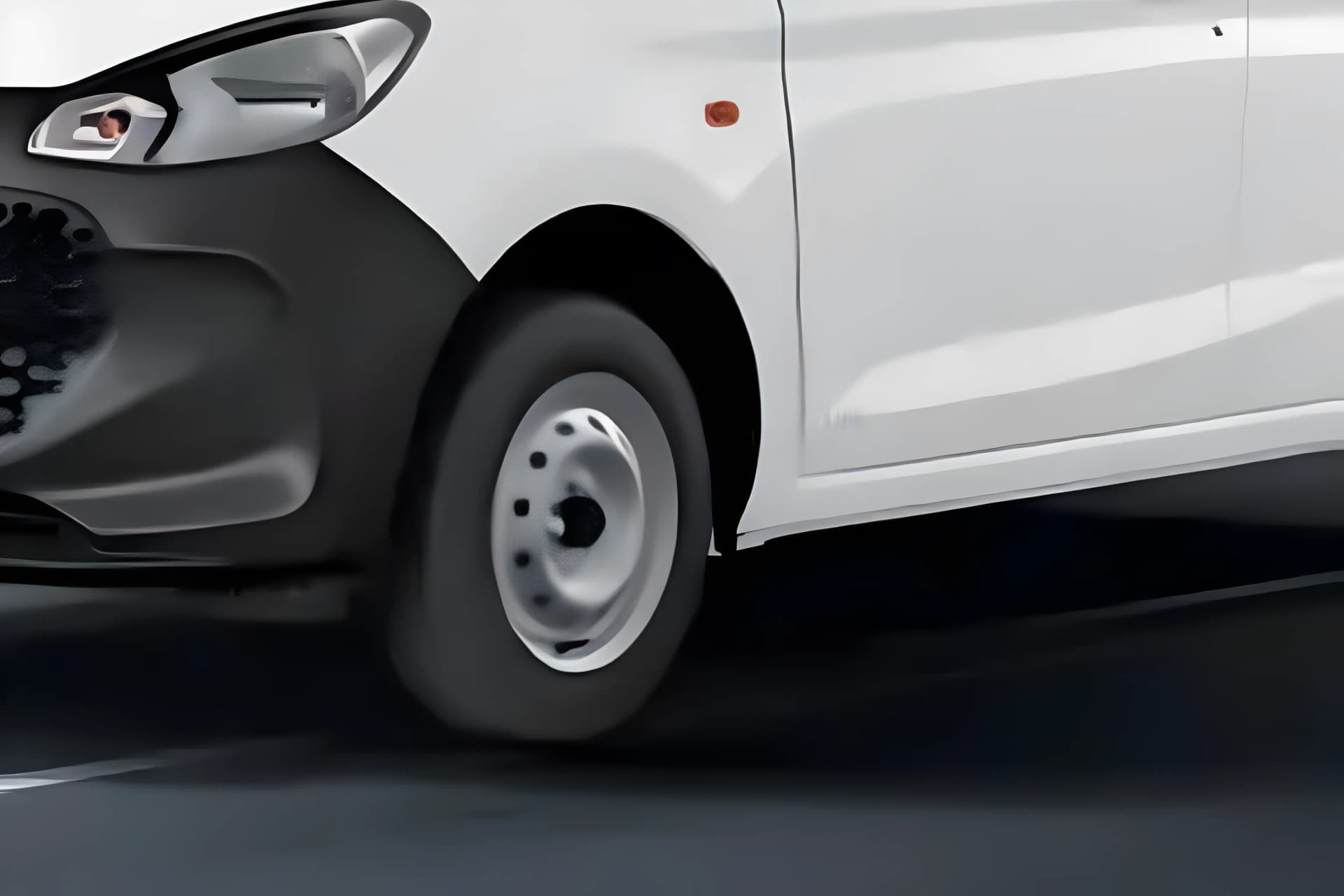 Maruti Tour H1 Front Wheel View